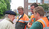Le Roy in gesprek met plantsoendienstr Le Roy in gesprek met plantsoendienst